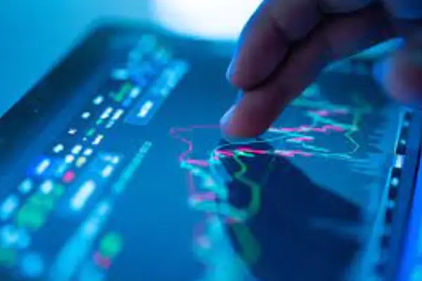 آموزش معامله گری ( آموزش معامله گری در بازارهای جهانی فارکس ) 1 اولین نکته مهم در آموزش معامله گری در بازارهای جهانی فارکس آشنایی با مفهوم معامله گری در بازارهای مالی میباشد. معامله گری در بازار مالی به فعالیت خرید و فروش اموال مالی مانند ارزها، سهام، سرمایهگذاریهای آتی، و دیگر اوراق بهادار در بازارهای مالی اطلاق میشود.